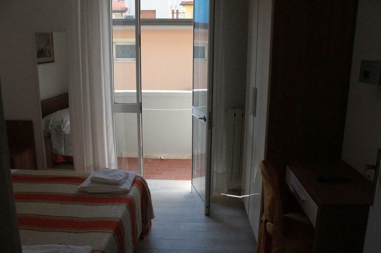 Hotel Derna Viareggio Exterior photo